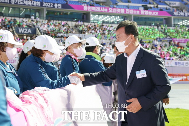 김성제 의왕시장이 지난 25일 용인 미르스타디움에서 열린 ‘제68회 경기도체육대회 2022 용인’에 참석해 선수단을 격려하고 있다./의왕시 제공