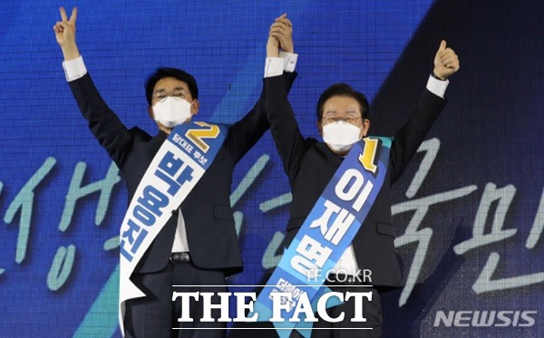 이재명 더불어민주당 당대표 후보(왼쪽)와 박용진 후보가 27일 경기도 고양시 킨텍스 제2전시장에서 열린 더불어민주당 서울시당 제5차 정기대의원대회 및 당대표·최고위원 후보 합동연설회에서 승리를 다짐하며 인사를 하고 있다. /뉴시스