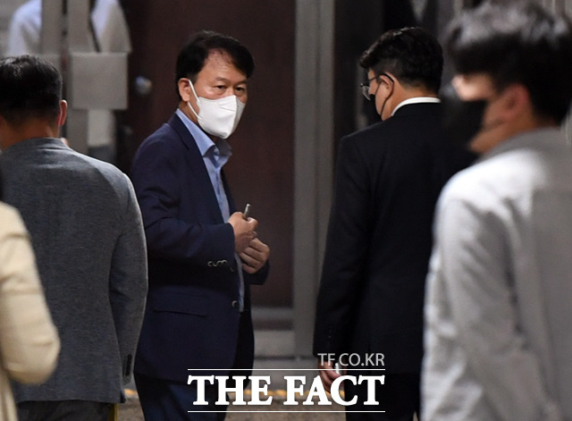 집권여당인 국민의 힘 권성동 원내대표(오른쪽)가 27일 국회에서 열린 긴급 의원총회 장 밖에서 윤한홍 의원과 대화를 나누고 있다./국회=이새롬 기자