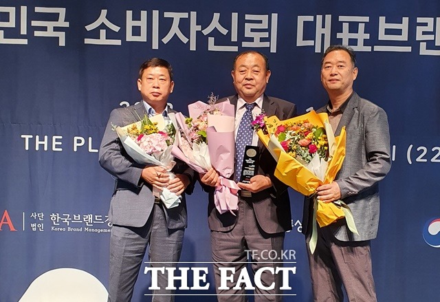 충남 대표 쌀 브랜드인 ‘청풍명월 골드’가 ‘2022 대한민국 소비자 대표 브랜드 대상’ 시상식에서 지역 특산물 부문 ‘쌀’ 분야 대상을 수상했다. / 충남도 제공