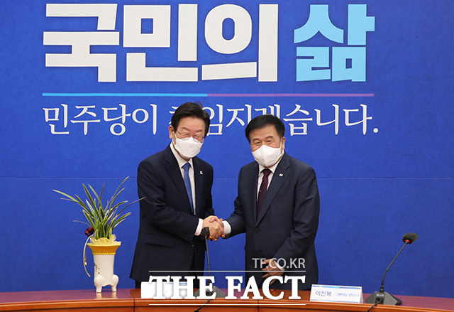 이재명 신임 더불어민주당 대표가 30일 오전 서울 여의도 국회에서 이진복 대통령실 정무수석을 접견, 인사하고 있다. /국회=이새롬 기자