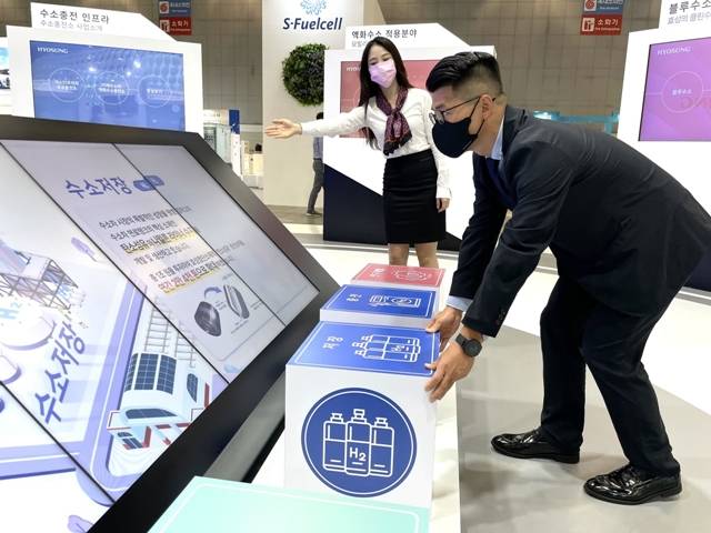 'H2 MEET 2022' 효성 부스를 찾은 관람객이 수소 밸류체인을 알려주는 체험형 콘텐츠에 참여하고 있다. /효성 제공