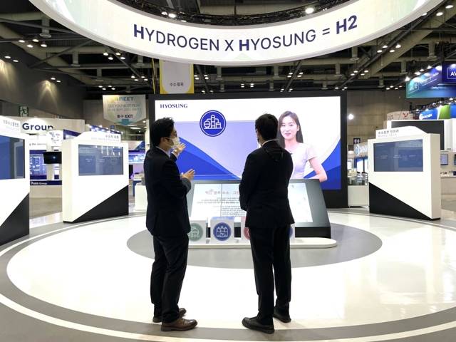 효성 직원이 'H2 MEET 2022' 부스에서 관람객에게 효성의 수소 밸류체인에 대해 설명하고 있다. /효성 제공