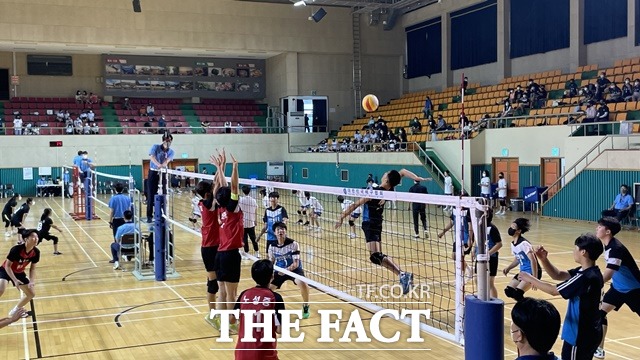 지난 27~28일까지 홍성군 홍주문화체육관에서 열린 노성중vs천안불무중학교 배구 사전경기. / 충남교육청 제공
