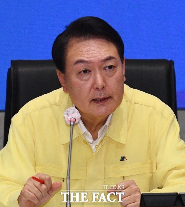 윤석열 대통령이 지난달 10일 오전 서울 종로구 정부서울청사에서 열린 집중호우 대처상황 점검회의를 주재하고 있다. /이동률 기자