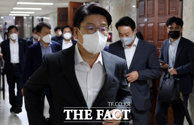 권성동 국민의힘 원내대표는 5일 국회 출근길에서 기자들과 만나 '새 비대위원장을 언제 발표할 건가'라는 질문에 