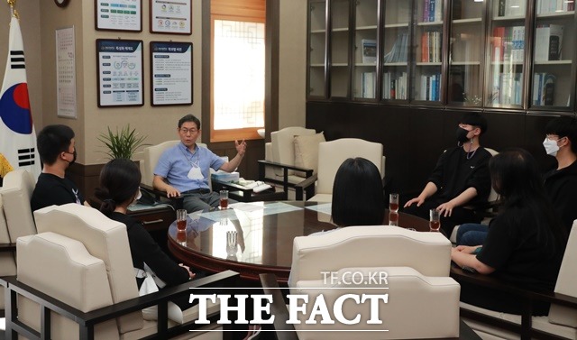 김용찬 총장은 지난 1일 어학캠프에 참여한 재학생들을 직접 만나 격려하고 허심탄회하게 소통했다. / 충남도립대 제공