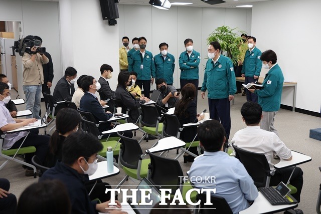 윤석열 대통령은 8일 부인 김건희 여사 특검법과 이준석 전 대표의 결자해지 요구에 