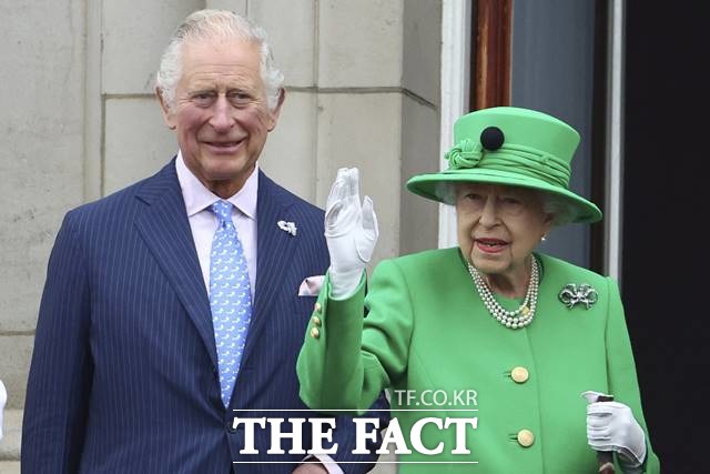엘리자베스 2세 영국 여왕 서거에 전 세계 지도자들의 애도가 이어지고 있다. 윤석열 대통령 또한 19일(현지시간) 장례식에 참석하기로 했다. /AP.뉴시스