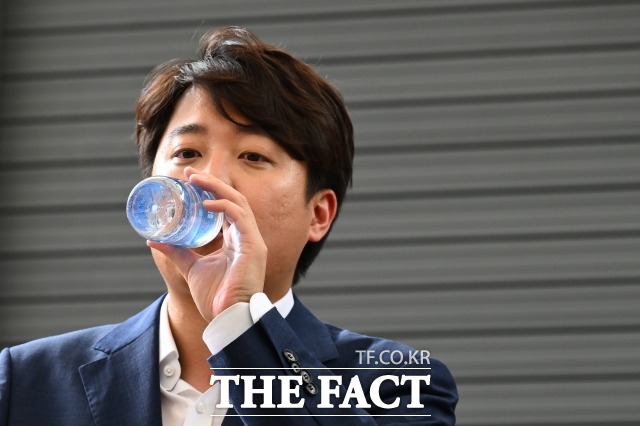 이준석 전 국민의힘 대표가 4일 오후 대구 중구 김광석 거리에서 기자회견 중 목을 축이고 있다. /남윤호 기자