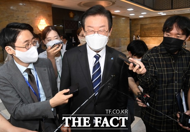 이재명 더불어민주당 대표가 '제3자 뇌물공여 혐의'로 검찰에 기소됐다. 부정부패 법 관련 기소 시 당직을 직무정지한다는 당헌당규에서 예외적용을 받을지 주목된다. 지난 7일 서울 여의도 국회에서 열린 본회의를 마친 후 이동하고 있는 이재명 대표. /이새롬 기자