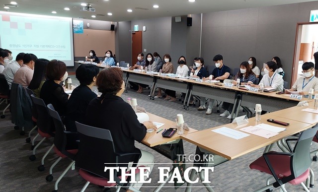 층님도는 14일 도청 문예회관에서 개최한 1인 가구 지원정책 간담회에서 임우연 충남여성가족연구원 박사는 1인 가구 기본계획(안)을 발표했다. / 충남도 제공