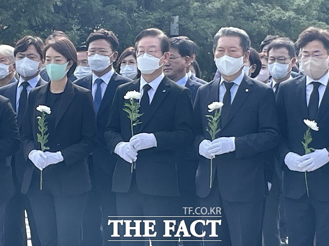 이재명 민주당 대표와 신임 지도부가 노 전 대통령 묘역에 헌화하고 있다./김해=강보금 기자