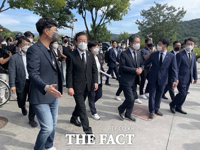 이재명 민주당 대표와 신임 지도부가 14일 노무현 전 대통령 묘역을 참배한 뒤 권양숙 여사를 예방하기 위해 이동하고 있다./김해=강보금 기자