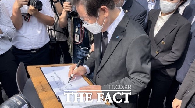 이재명 민주당 대표가 노무현 전 대통령 묘역에 참배한 뒤 방명록을 작성하고 있다./김해=강보금 기자