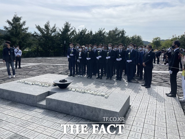 이재명 민주당 대표와 신임 지도부가 14일 김해 봉하마을을 찾아 고 노무현 전 대통령 묘역에 참배하고 있다./김해=강보금 기자