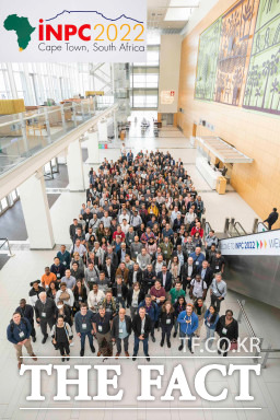 9월 11일~16일 남아프리카공화국에서 개최된 INCP 2022 환영만찬에서 차기 개최지가 발표되고 있다(왼쪽에 기초과학연구원 희귀 핵 연구단 한인식 단장) / 대전관광공사 제공