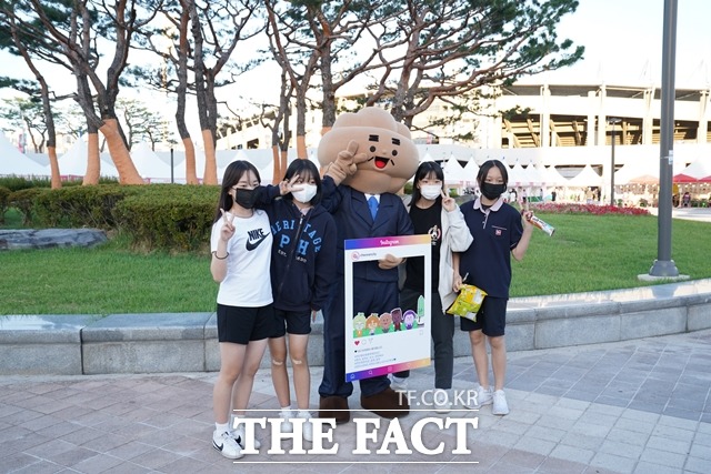 흥타령춤축제 2022 현장을 방문한 학생들이 천안시 캐릭터 호두과장과 사진을 촬영하고 있다. / 천안시 제공