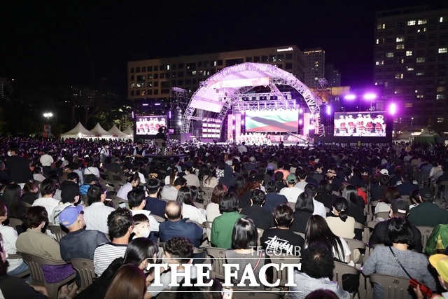 천안흥타령춤축제2022 개막식에 1만 명 가량의 관중이 운집해 3년만에 전면 대면 행사로 열리는 축제를 즐겼다. / 천안시 제공