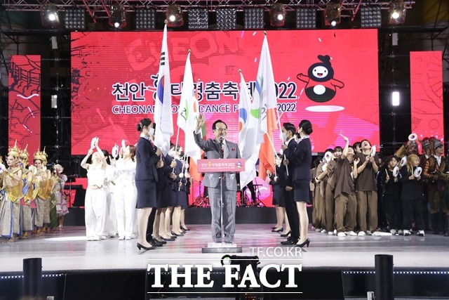 박상돈 천안시장이 지난 21일 진행된 '천안흥타령춤축제2022'의 개막을 선언했다. / 천안시 제공