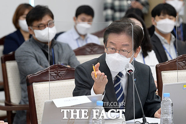 이재명 더불어민주당 대표는 4일 국회 국방위원회 국정감사에서 '대통령실 이전이 적절하다'는 이종섭 국방부 장관의 입장에 대해 