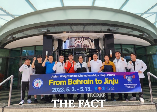 진주시와 2023 진주 아시아역도선수권대회 조직위원회 관계자들 바레인 마나마에서 열리는 ‘2022 아시아역도선수권대회’에서 참가해 내년 5월 개최되는 진주 대회를 홍보하고 있다./진주시 제공