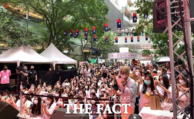 ‘2022 태국 K-Food 페어’ 소비자 체험행사에 발 디딜 틈없이 운집한 태국 관람객 / aT제공