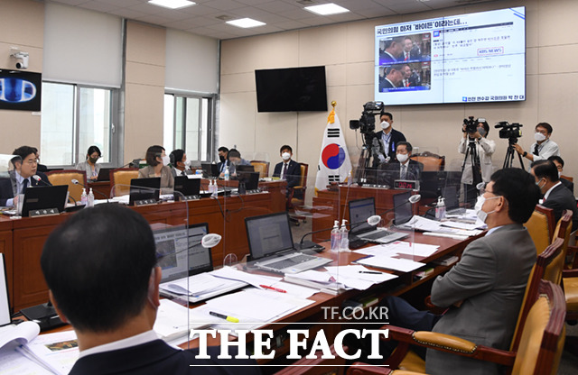 6일 서울 여의도 국회에서 국회 과학기술정보방송통신위원회의 방송통신위원회 등에 대한 국정감사가 열린 가운데, 박찬대 더불어민주당 의원이 질의를 하며 최근 논란이 된 윤석열 대통령의 발언 관련 영상을 공개하고 있다. /국회=이새롬 기자