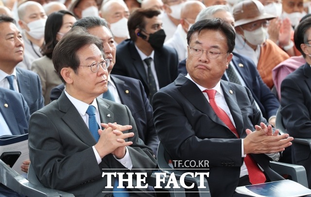 정진석(오른쪽) 국민의힘 비상대책위원장이 11일 '일본군 한국 주둔설'을 제기한 이재명 더불어민주당 대표를 겨냥해 