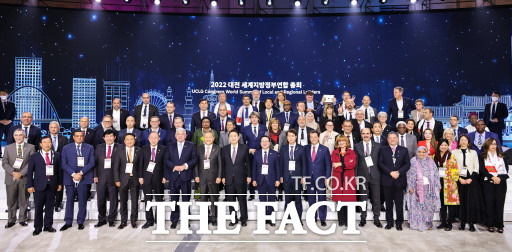 2022 대전 세계지방정부연합 총회에 참석한 윤석열 대통령(앞줄 여덟번째)과 이장우 대전시장, 이상래 시의회의장 등 총회 관게자들이 기념사진을 찍고 있다. / 대전시 제공