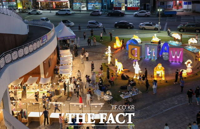 청정완도 가을 섬 여행 성료(사진은 해조류센터에서 진행된 마켓)/완도군 제공