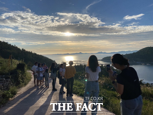 청정완도 가을 섬 여행 성료(사진은 청산도의 슬로길 노을 산책)/완도군 제공