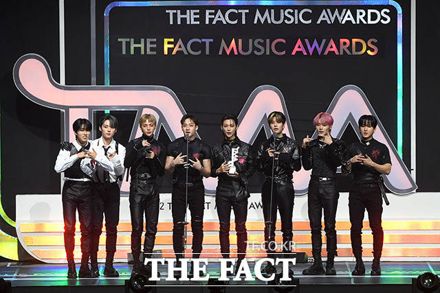 그룹 스트레이 키즈가 신보 'MAXIDENT'로 美 빌보드 200 정상에 등극했다. 사진은 지난 8일 열린 '2022 더팩트 뮤직 어워즈'에 참석한 스트레이 키즈. /남용희 기자