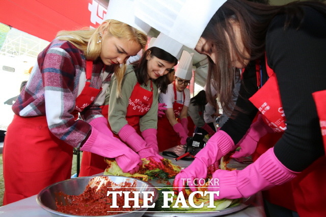 글로벌 sns 기자단 김치담그기 체험 행사/해남군 제공