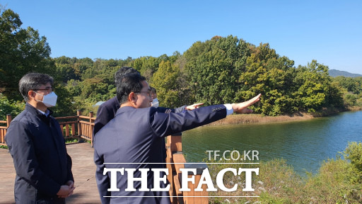 박희조 대전 동구청장이 19일 대청호에서 기자들과 함께 이야기를 나누고 있다.