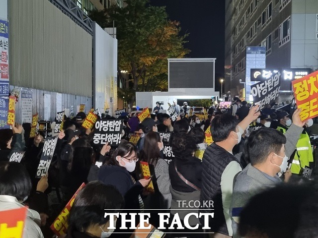 10여 명에 불과했던 당원들과 지지자들은 100여 명 가까이 늘어 '야당탄압 중단하라' '정치보복 중단하라'는 자체 플랜카드를 꺼내들고 