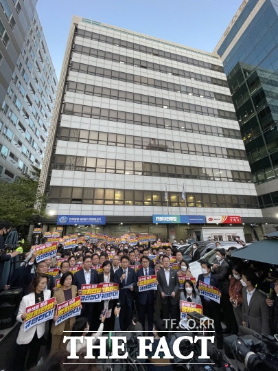 검찰이 김용 민주연구원 부원장을 겨냥해 민주연구원 압수 수색을 시도하자 더불어민주당 지도부를 비롯해 의원들이 당사 앞으로 집결해 저지했다. /여의도=이새롬 기자