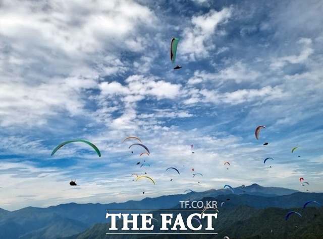‘2022 패러글라이딩월드컵 문경아시안투어’에 참가한 선수들이 패러글라이딩을 하고 있다. /문경시 제공