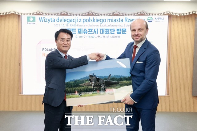 박동식 사천시장이 유럽 최대 항공산업 클러스터가 소재한 폴란드 제슈프시 대표단 방문을 환영하며 인사를 나누고 있다./사천시 제공