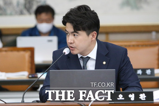 민주당 오영환 의원이 대전 현대아울렛 화재에 관해 질의를 하고 있다. / 대전=최영규 기자