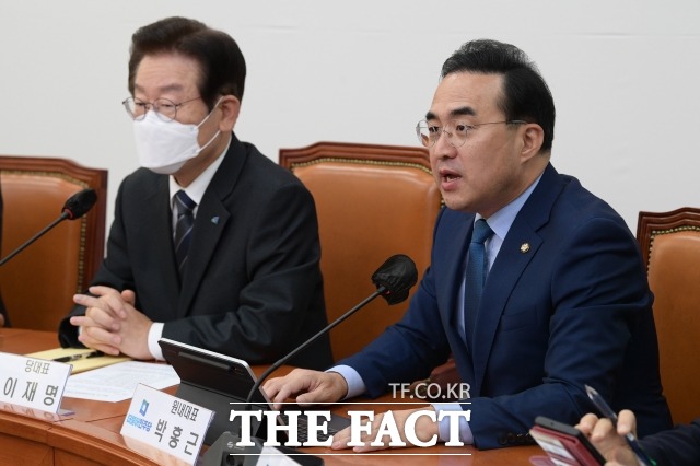 박홍근 더불어민주당 원내대표는 21일 김용 민주연구원 부원장을 향한 검찰 수사에 대해 형량 거래를 통한 조작이 의심된다고 주장했다. 20일 오후 서울 여의도 국회에서 열린 긴급최고위원회의에 참석해 발언하고 있는 박 원내대표. /남윤호 기자