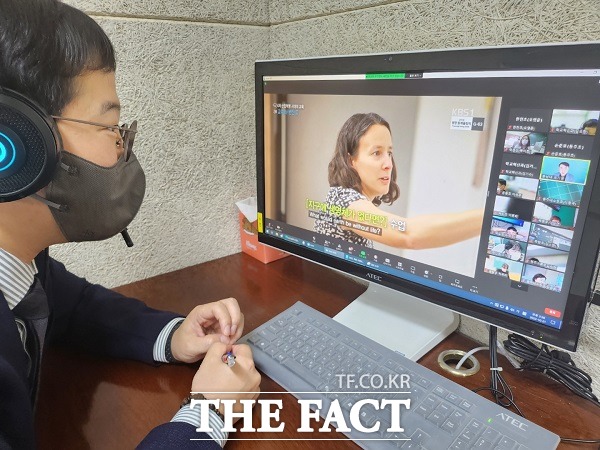 충북도교육청은 지난 21일 오후 충북지역 초등 교원과 교육 전문직원 300여 명이 참석한 가운데 ‘2022 초등수업나눔 축제 온라인 주제강연’을 열었다고 23일 밝혔다. /충북도교육청.