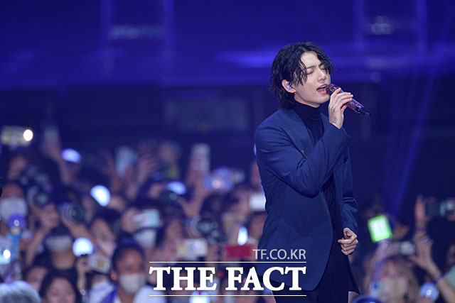 K-POP 아티스트와 전 세계 음악 팬들이 함께 만드는 음악 시상식 '2022 더팩트 뮤직 어워즈'가 8일 KSPO DOME(올림픽 체조경기장)에서 열린 가운데 그룹 방탄소년단 정국이 화려한 무대를 펼치고 있다. /KSPO DOME=남윤호 기자