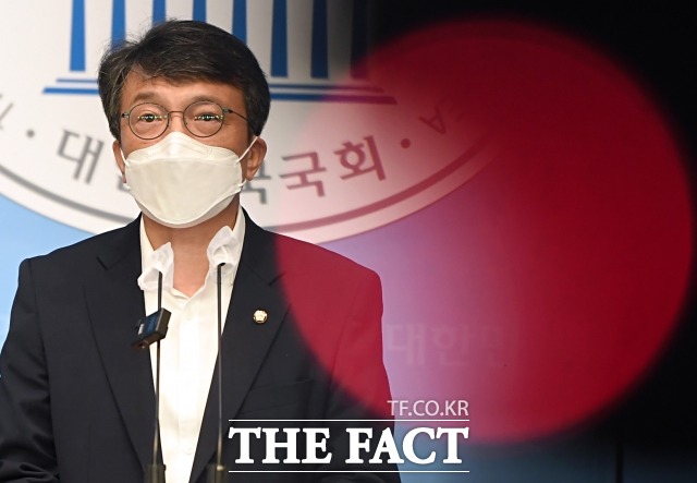 김의겸 더불어민주당 의원은 윤석열 대통령과 한동훈 법무장관을 향해 '심야 술자리' 의혹을 제기한 후 비판 여론에 직면하자 법적 책임을 피하지 않겠다고 의혹 확인 작업을 계속하겠다고 밝혔다. /더팩트 DB