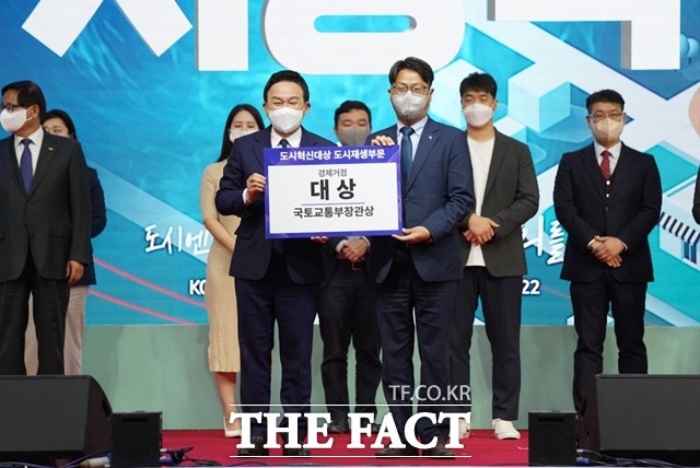 충남 천안시가 25일 ‘2022 대한민국 도시혁신 산업박람회’에서 도시혁신대상 도시재생 부분 경제거점 분야 ‘대상’에 선정됐다. / 천안시 제공