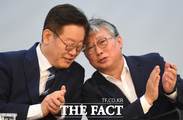 조응천 더불어민주당 의원(오른쪽)은 이재명 대표 관련 수사에 대해 검찰이 체포동의안을 국회에 던지려는 것 같다고 전망했다. /더팩트 DB