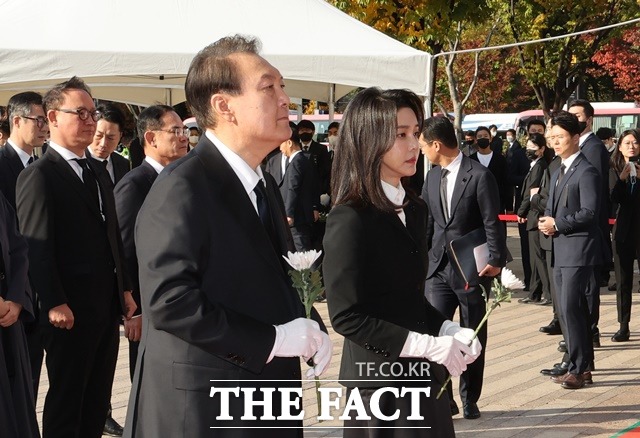 윤석열 대통령과 부인 김건희 여사가 31일 서울광장에 마련된 이태원 사고 사망자 합동분향소를 방문해 헌화하고 있다. /뉴시스