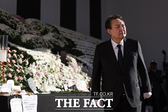윤석열 대통령이 2일 오전 서울광장에 마련된 이태원 사고 사망자 합동분향소에서 굳은 표정을 짓고 있다. /대통령실 제공