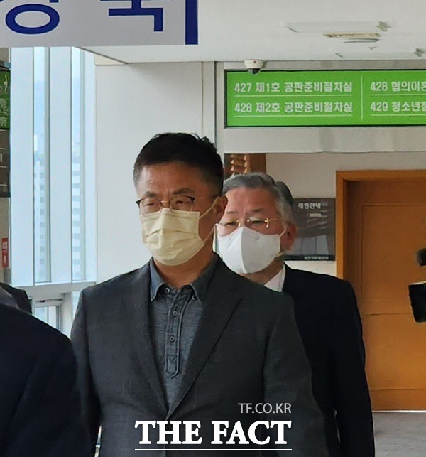 3일 오후 김윤배(오른쪽) 전 청주대학교 총장이 선고 재판에 출석하기 위해 법정으로 향하고 있다. /청주=이주현 기자