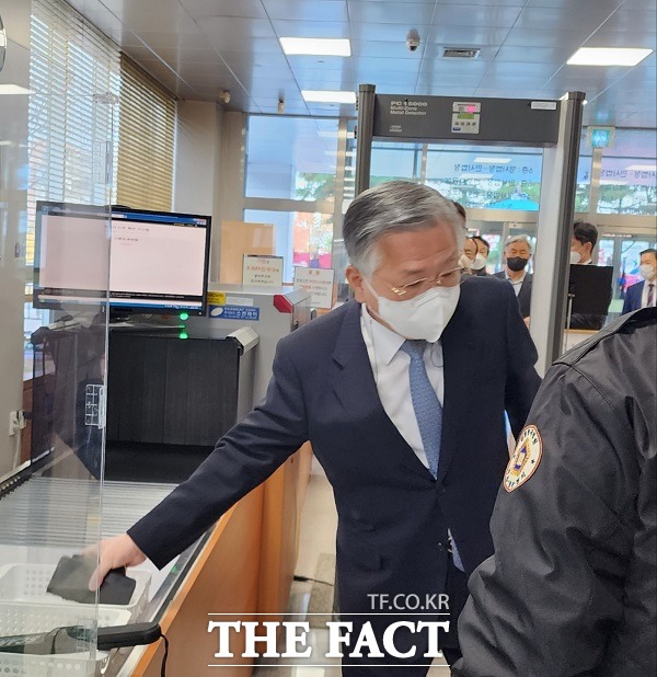 3일 오후 김윤배(오른쪽) 전 청주대학교 총장이 선고 재판에 출석하기 위해 법정으로 향하고 있다. /청주=이주현 기자